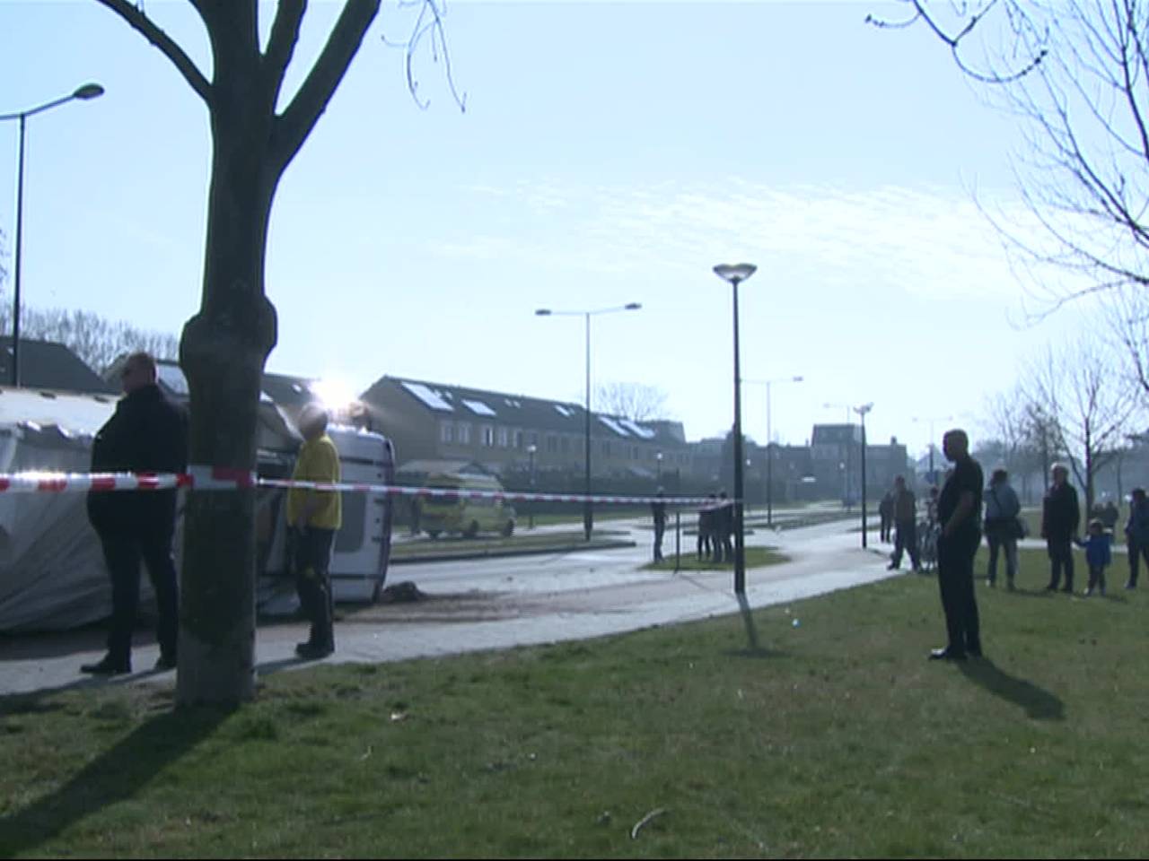 Vrachtwagen kantelt op fietspad in woonwijk Bergen op Zoom, niemand gewond