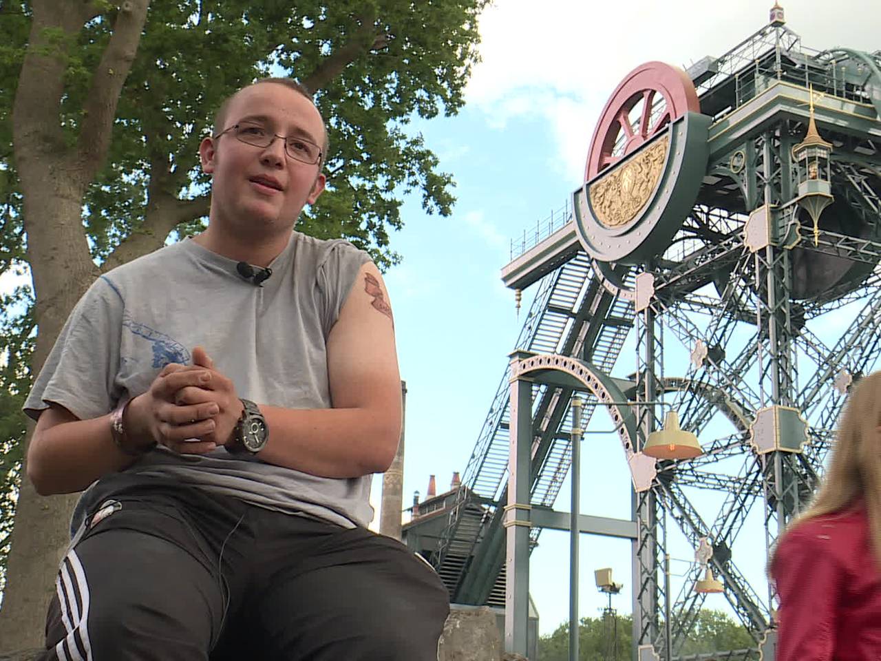 Rick Oonincx laat logo van Baron 1898 op zijn arm tatoeëren