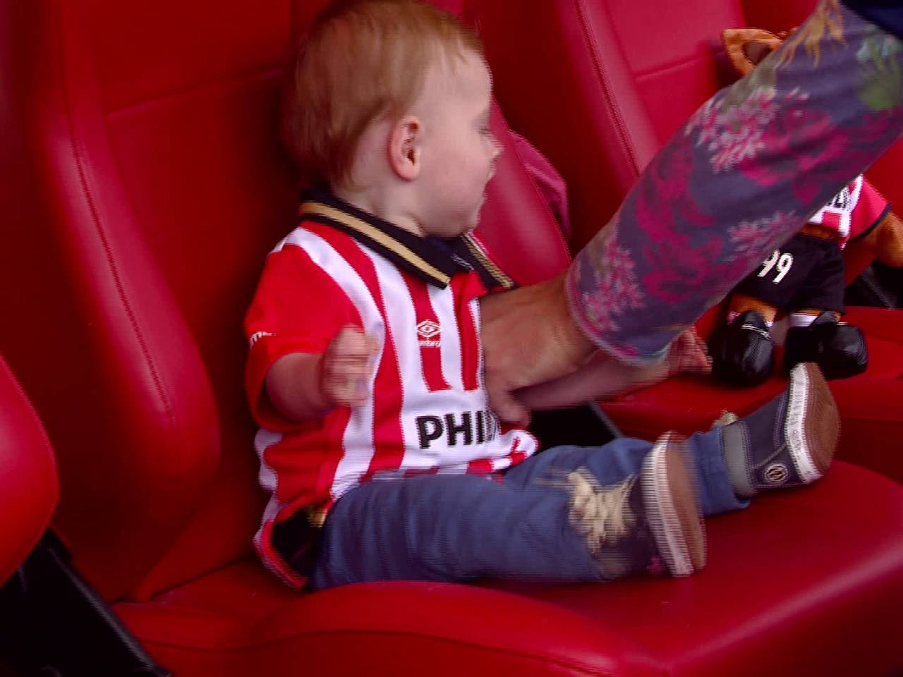 Babyfans massaal op de foto met PSV-mascotte Phoxy