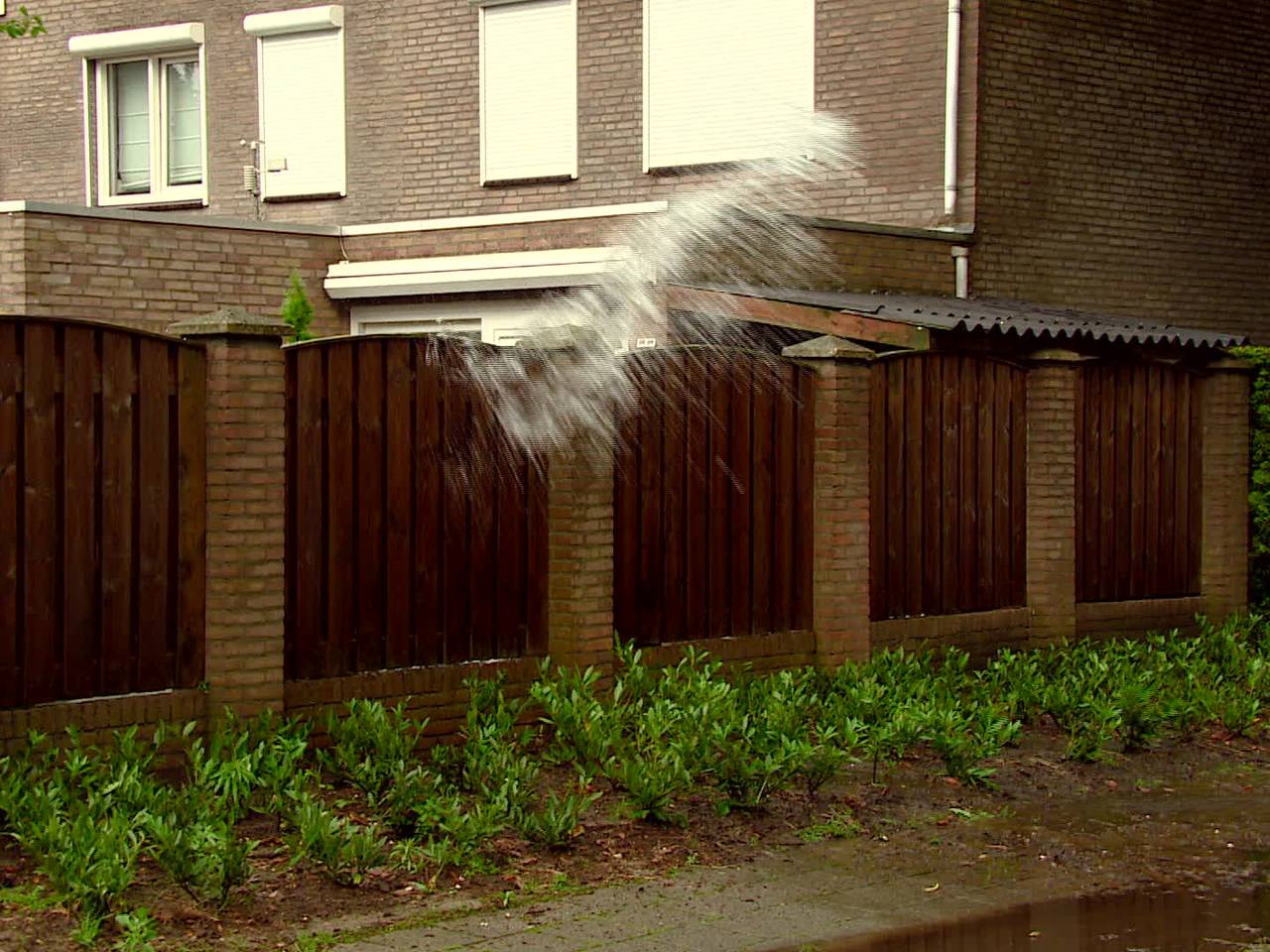 De gevolgen van 7 cm regen in 3 uur tijd: Asten tot aan de knieen in het water