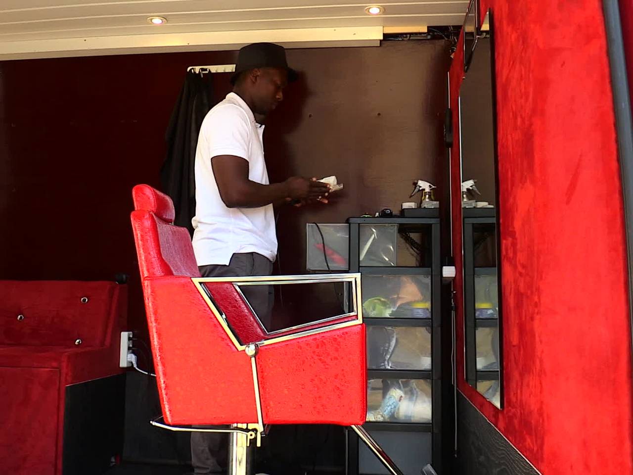 Urjen Martina knipt zijn klanten in een bestelbus