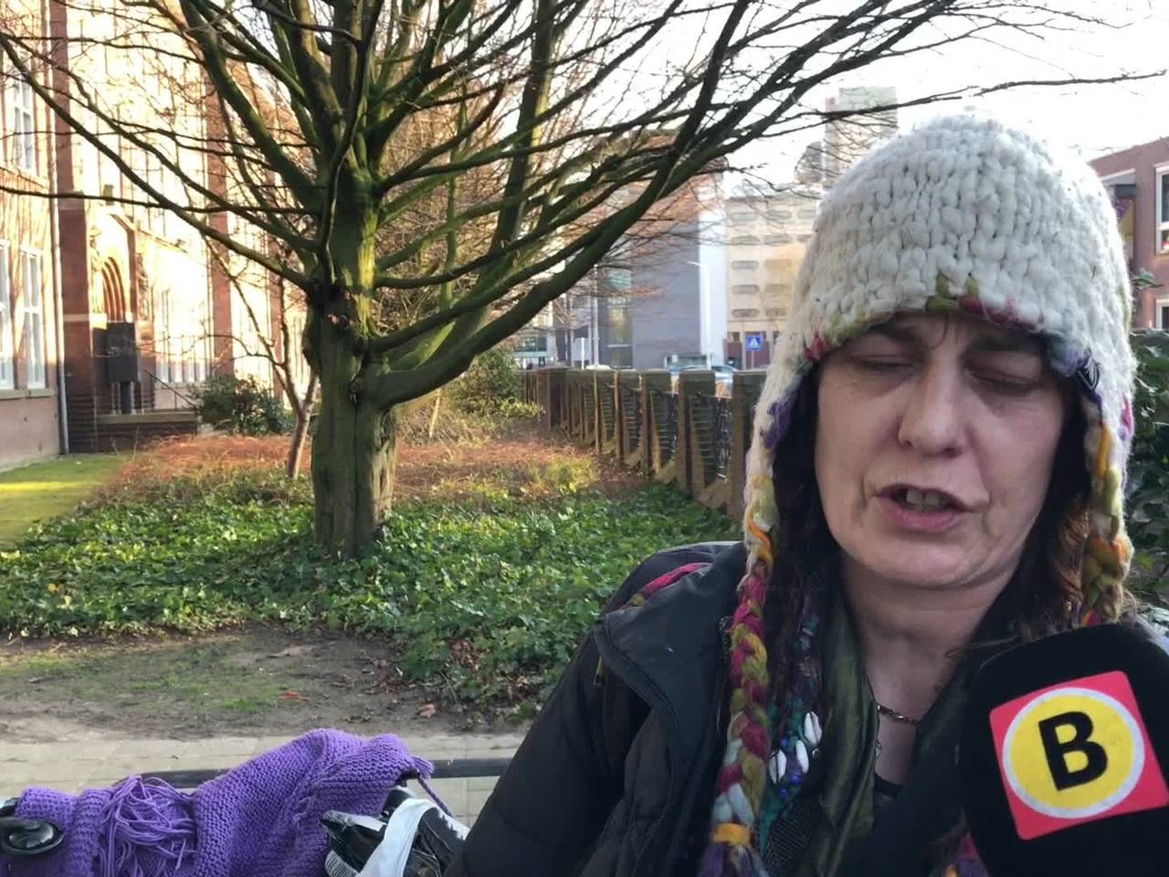 Dakloze Lily moet met hondje op straat slapen in vrieskou.