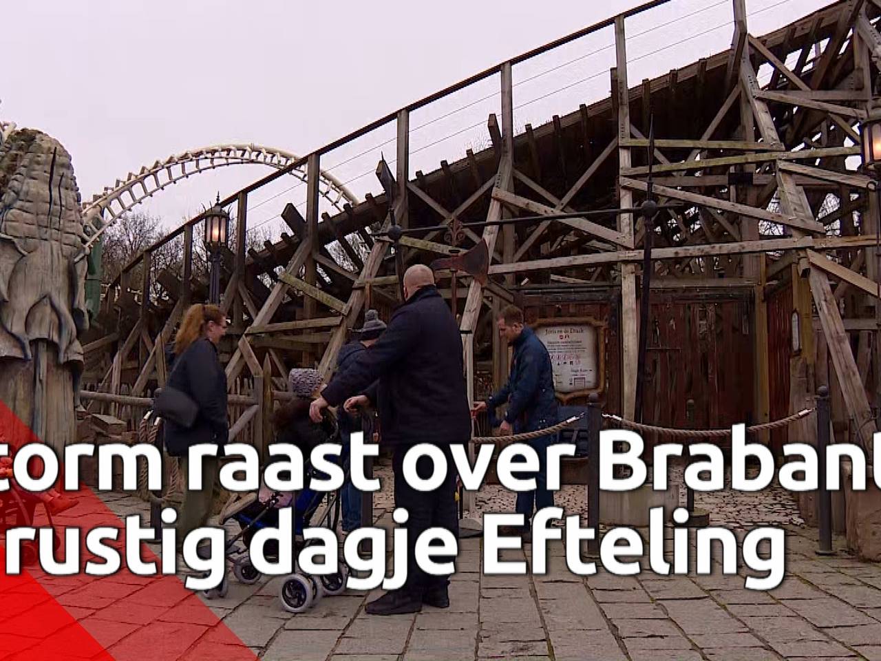 Bezoekers van de Efteling profiteren van de korte wachtrijen door de aangekondigde storm.