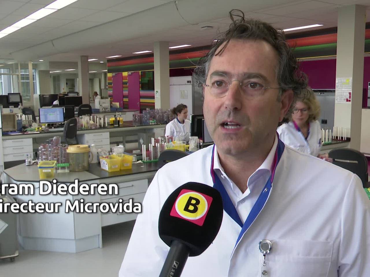 Nauwelijks nog teststaafjes coronavirus, medewerkers lab in Roosendaal werken zich slag in de rondte