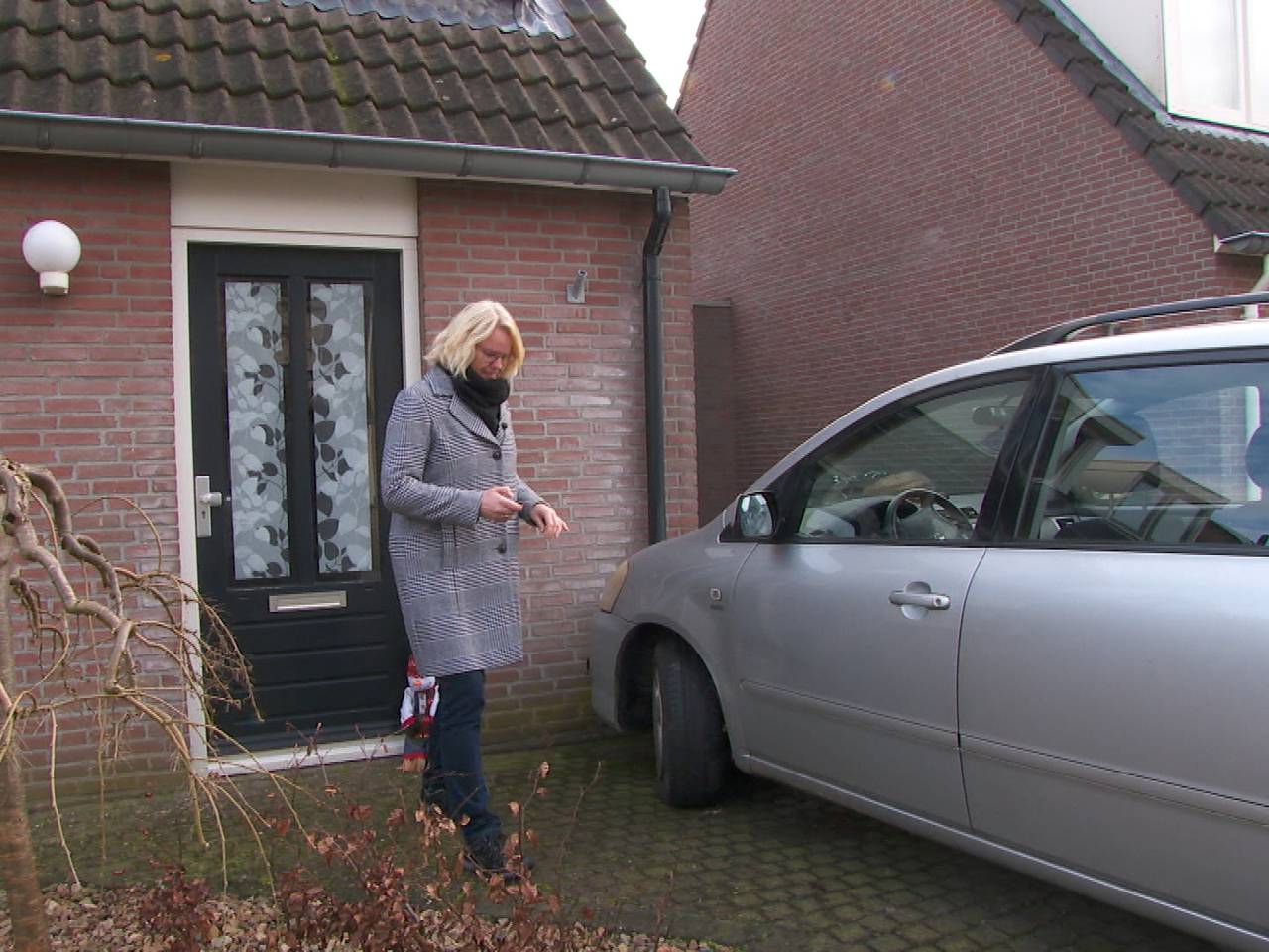 Mirjam kan haar rijbewijs door de lockdown niet verlengen.