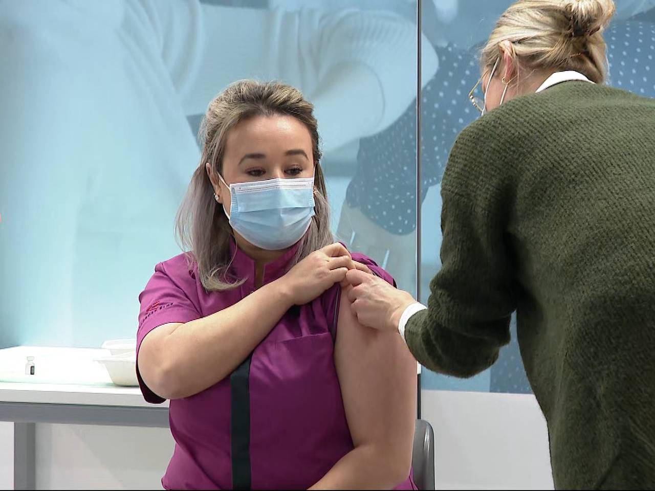 Sanna Elkadiri krijgt de eerste vaccinatie