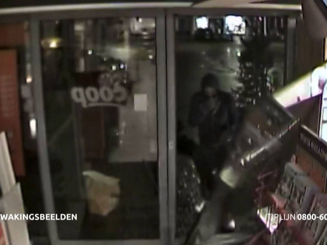 De daders gebruiken gasflessen als stormram.