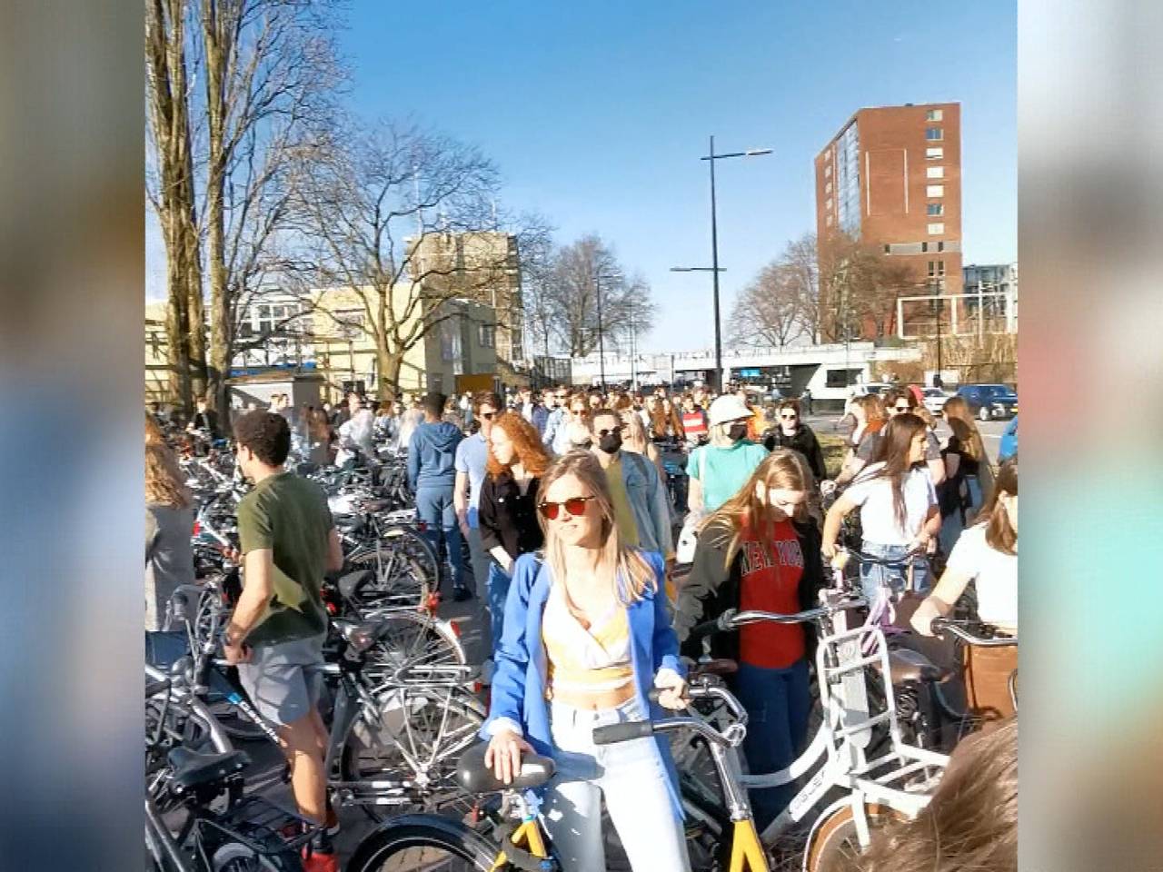 Politie stuurt honderden mensen weg uit Spoorpark in Tilburg vanwege enorme drukte