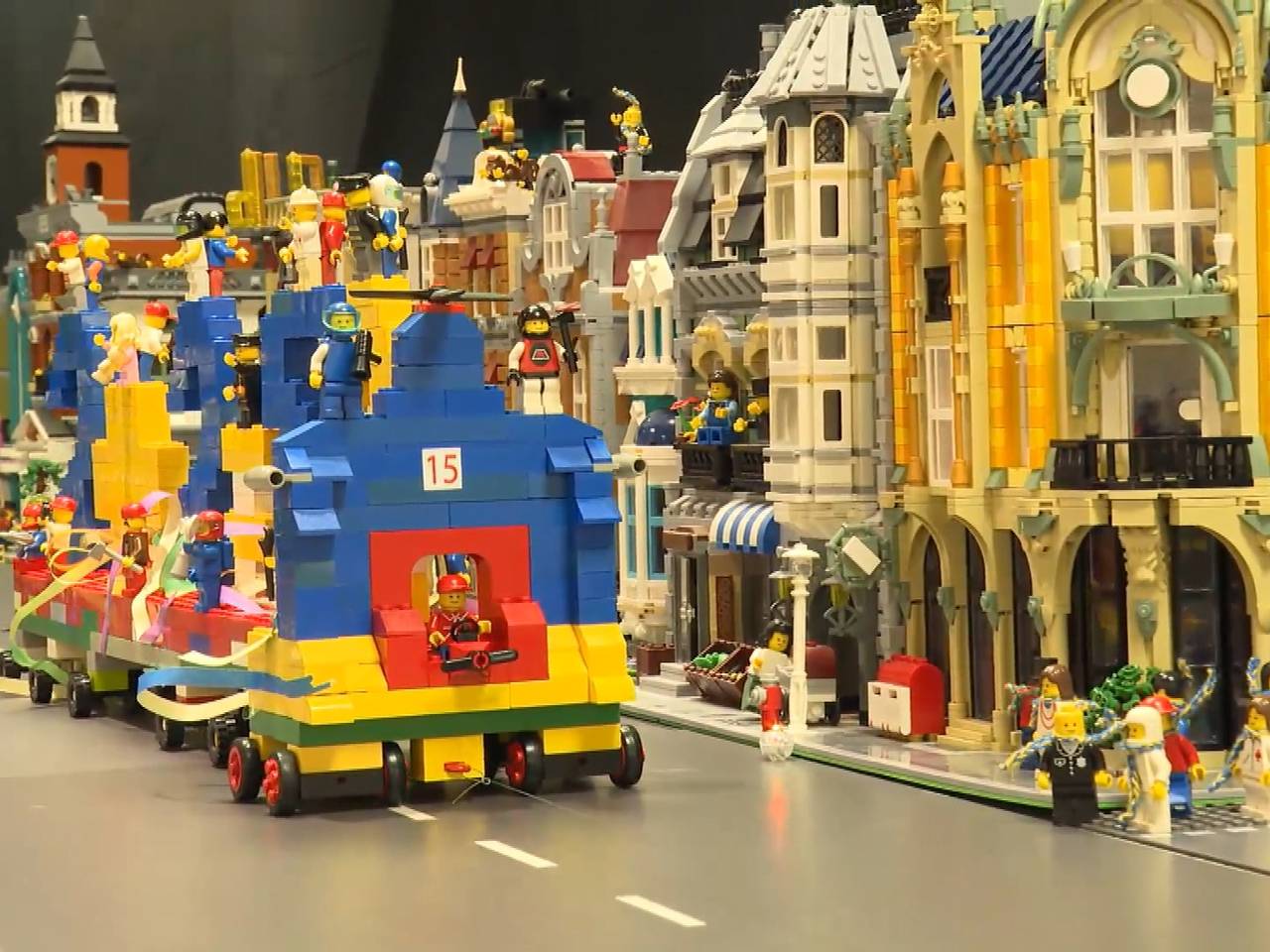 De LEGO-optocht in Goirle 'trekt' door de straat.