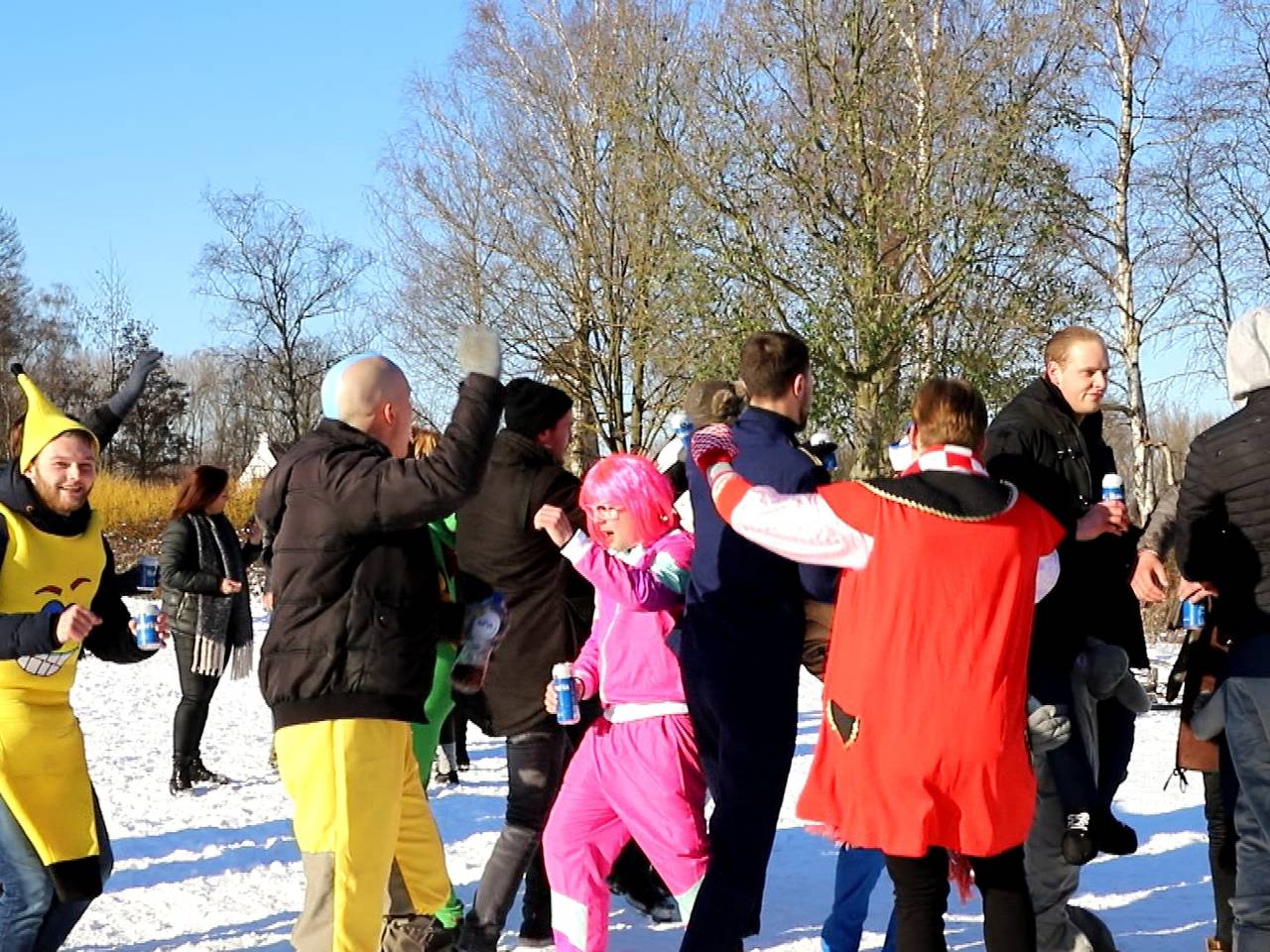Ongeveer 25 jongeren tussen de 18 en 23 jaar vieren zaterdag buiten carnaval in het Baron van Hardenbroekpark in Nuenen.