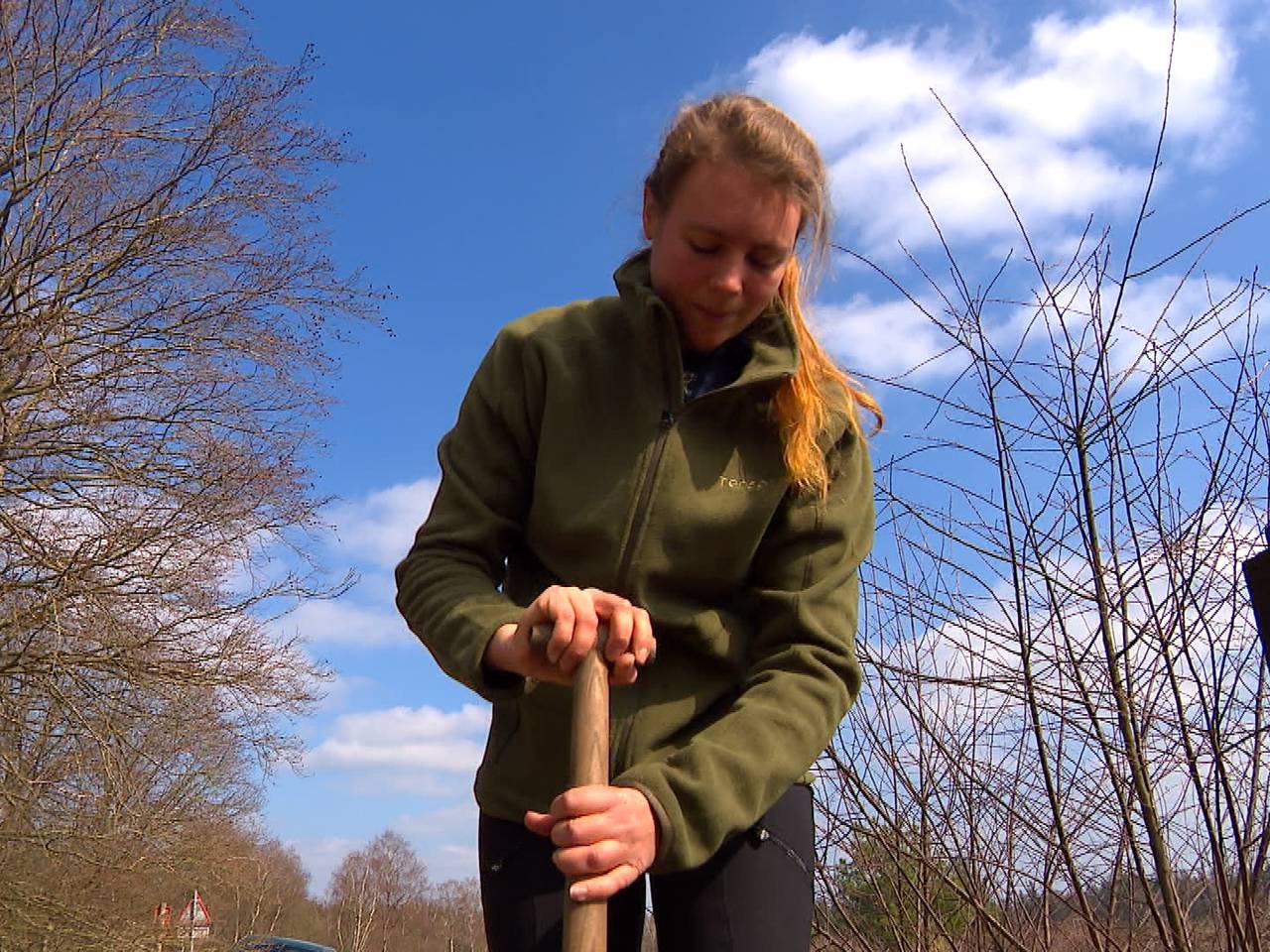 Efteling-medewerkers helpen een handje in de bossen nu park gesloten blijft