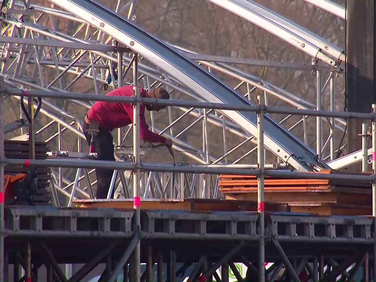Op het Chasséveld in Breda zou zaterdag de 538 Oranjedag zijn gehouden. Het feest gaat echter niet door waardoor er deze dinsdag geen sprake was van een opbouw, maar van een afbraak.