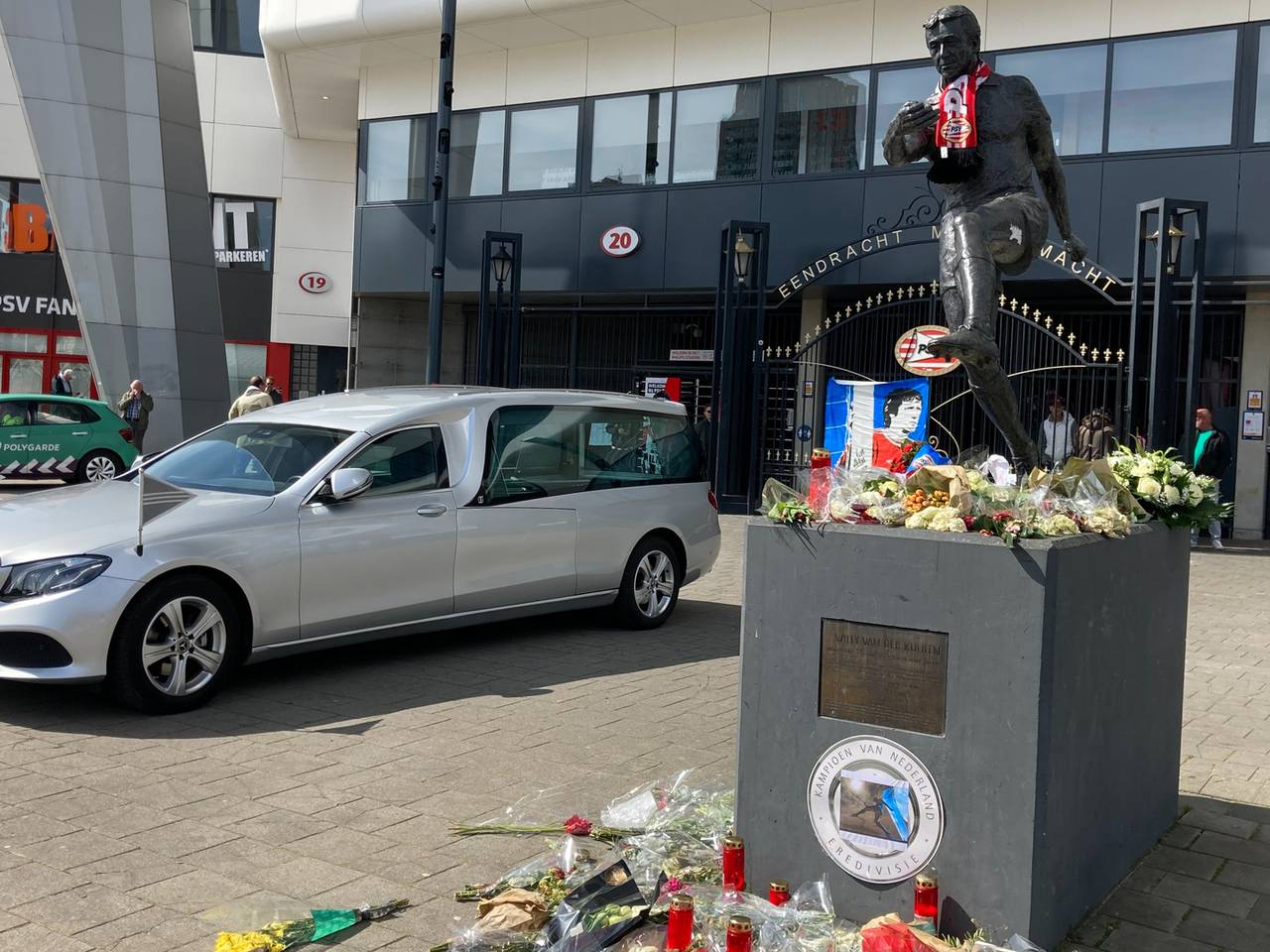 Fans nemen afscheid van PSV-icoon Willy van der Kuylen