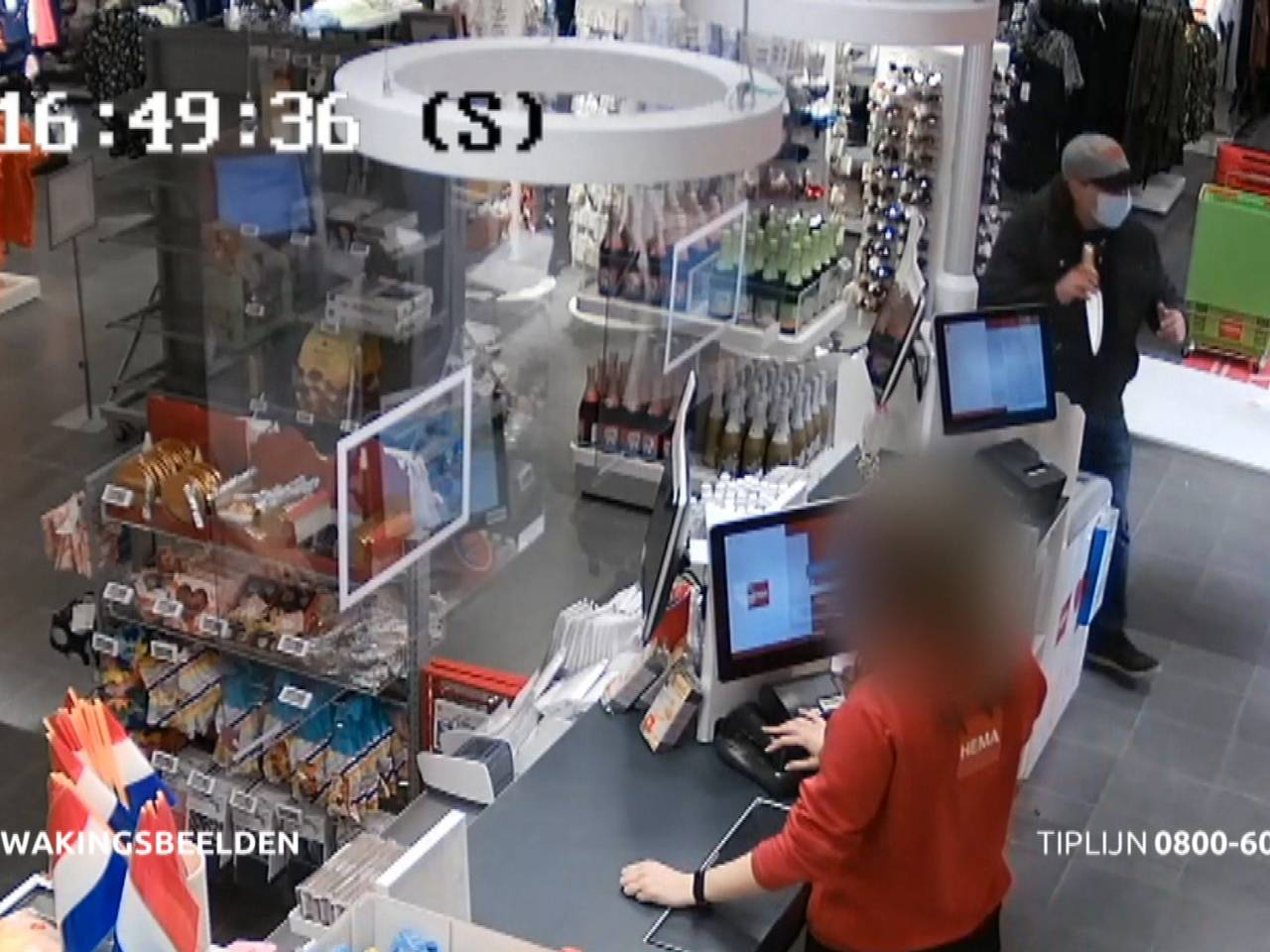 De winkelmedewerker staat opeens oog in oog met een man met een groot mes