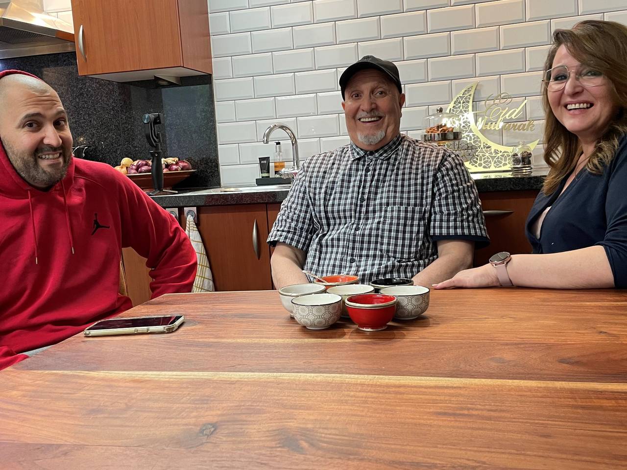 Fatima Zohra Gazuani en haar vader Mohamed Gazuani maken samen kookvideo's voor hun YouTube kanaal.