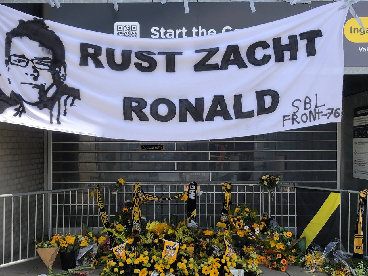 NAC-supporter Frank legt bloemen neer bij vak G bij het Rat Verlagh Stadion.