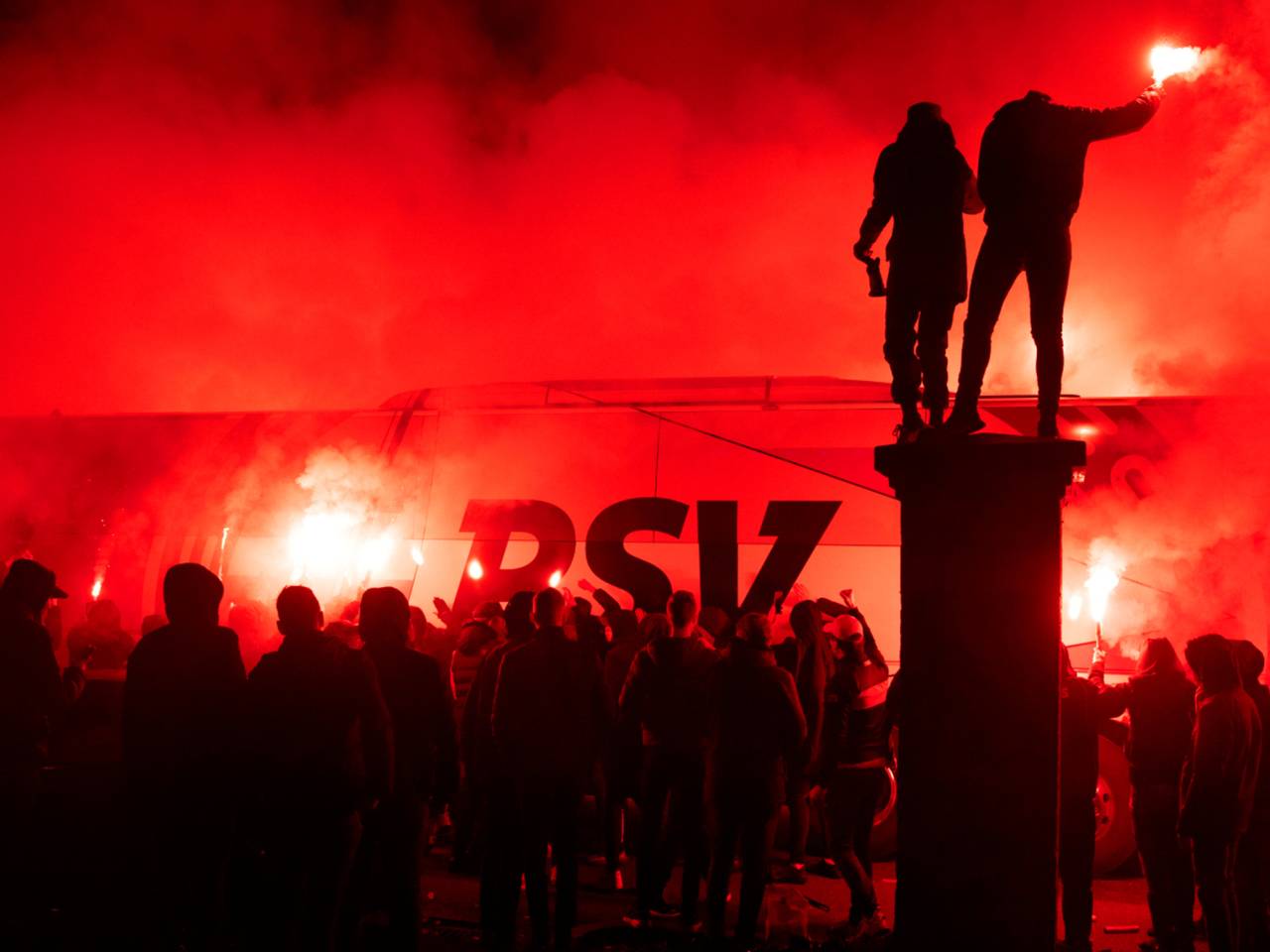 Honderden PSV-fans onthalen spelersbus met vuurwerkshow