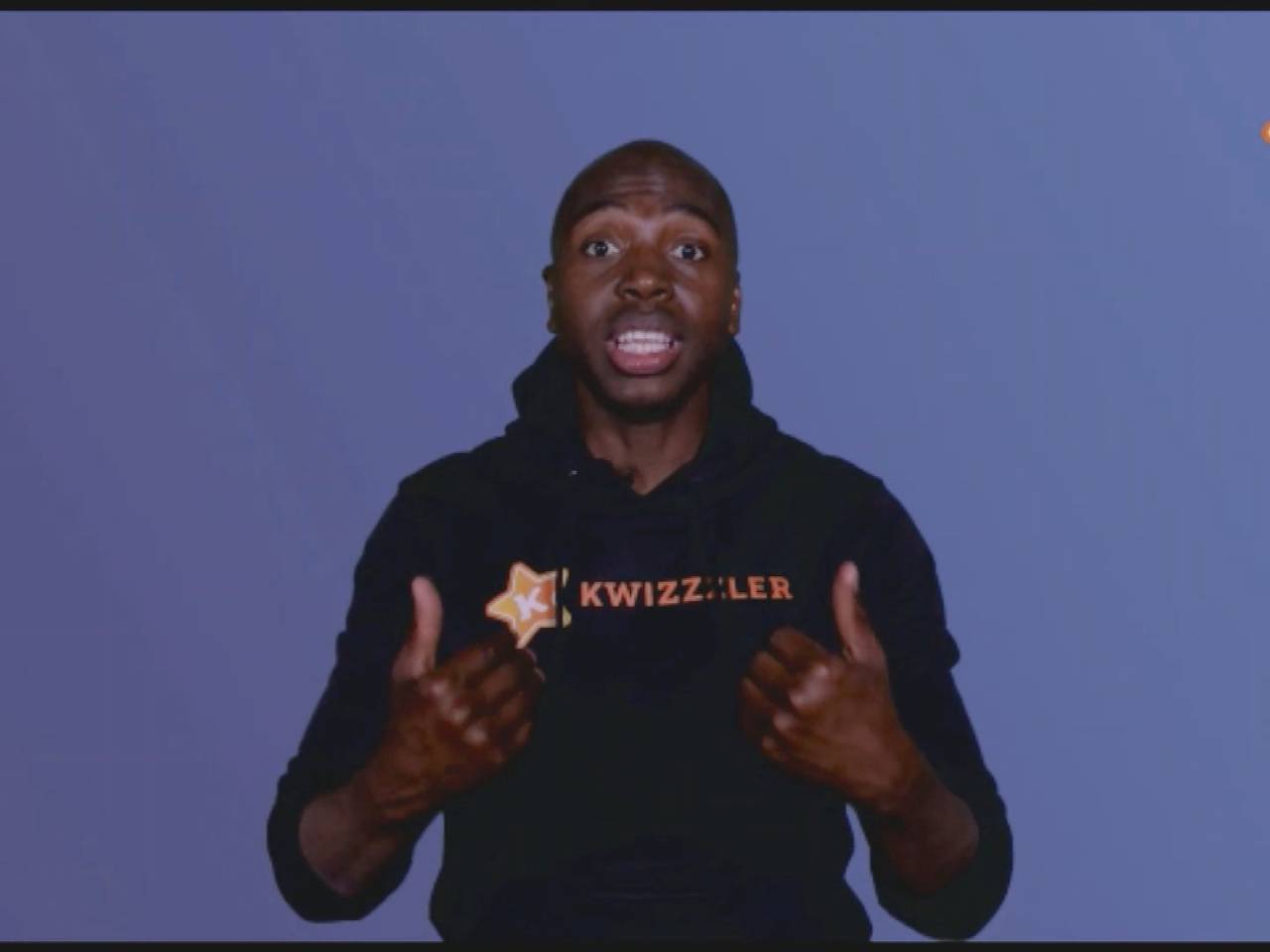 Cabaretier Steven Brunswijk als quizmaster in zijn eigen app.