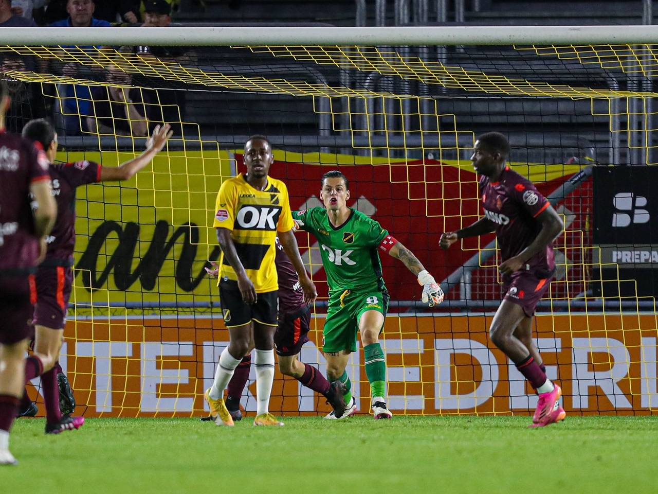 Edwin de Graaf met zijn analyse na het 2-2 gelijkspel tegen Telstar