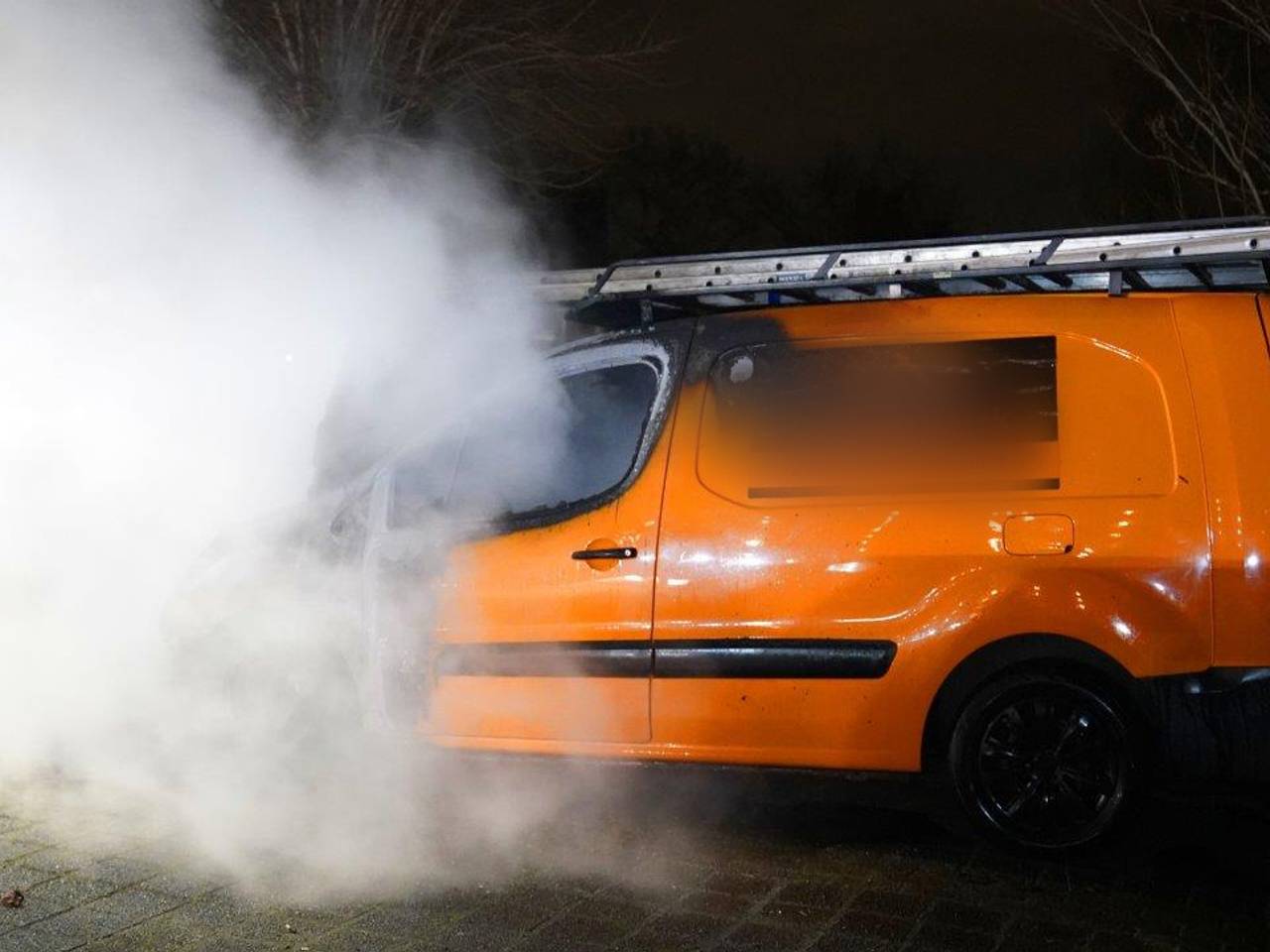 Het in brand gestoken busje (foto: Bart Meesters/Meesters Multi Media/SQ Vision).