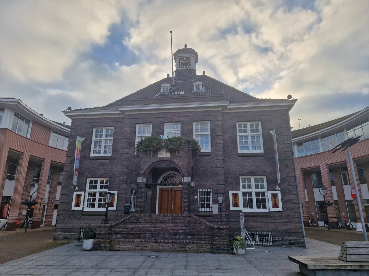 https://api.omroepbrabant.nl/img/f/$width$/$height$/0.50/0.50/cmV2aXNpb25zLzQ3OTg3MzgtMS5qcGc_c2U9MjA0NS0wMS0wMVQxMCUzQTQwJTNBMDBaJnNpZz1iZmtGQ0tMN2lTT1NpSkJjUllGNHBSdENFSTlVMEcxdkhuJTJGM0RieXlKWW8lM0Qmc3A9ciZzcHI9aHR0cHMmc3I9YiZzdD0yMDI1LTAxLTAxVDEwJTNBNDAlM0EwMFomc3Y9MjAyNi0wMi0wNg==