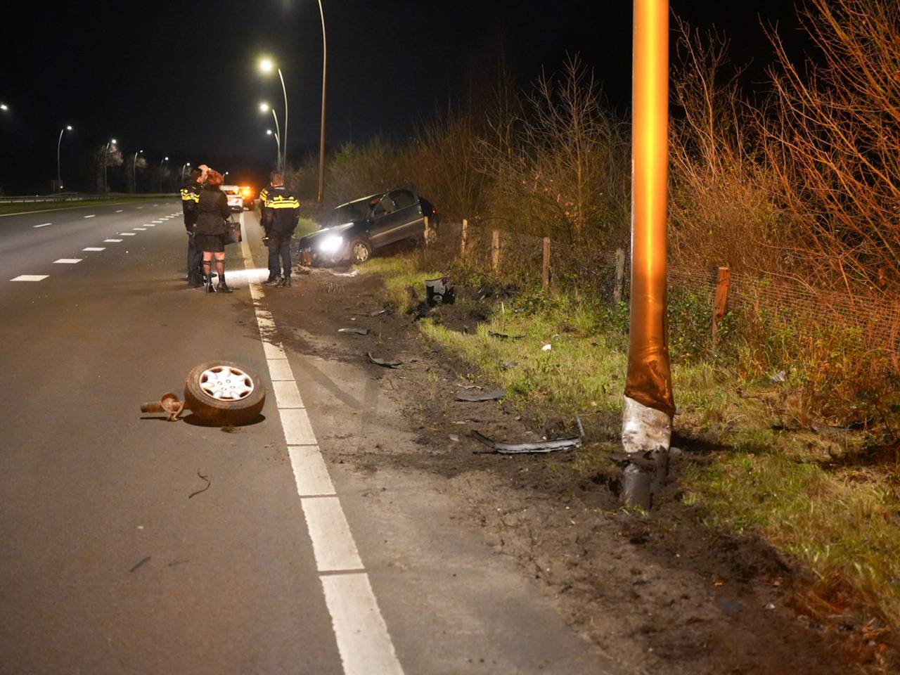 De bestuurster van de auto raakte bij Loon op Zand door nog onbekende oorzaak de macht over het stuur kwijt (foto: Erik Haverhals/Persbureau Heitink). 