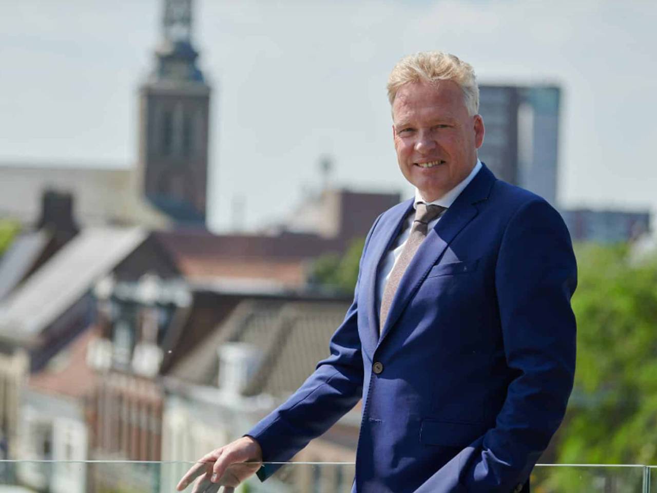 https://api.omroepbrabant.nl/img/f/$width$/$height$/0.50/0.53/cmV2aXNpb25zLzQ5ODgzMTctMS5qcGc_c2U9MjA0NS0wMS0wMVQxMCUzQTQwJTNBMDBaJnNpZz1ad0VtNzElMkJKb0NEcE16bGltQkR2TXdRJTJGZSUyRlRoRVVCJTJCZWFpYmFOWm5nN28lM0Qmc3A9ciZzcHI9aHR0cHMmc3I9YiZzdD0yMDI1LTAxLTAxVDEwJTNBNDAlM0EwMFomc3Y9MjAyNi0wNi0wNg==