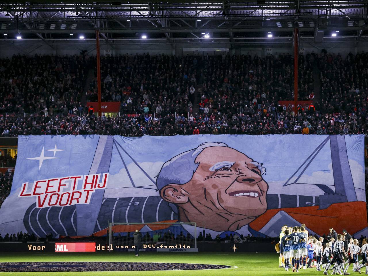Supporters toonden voor de wedstrijd een spandoek ter nagedachtenis aan Frits Philips (Foto: ANP)