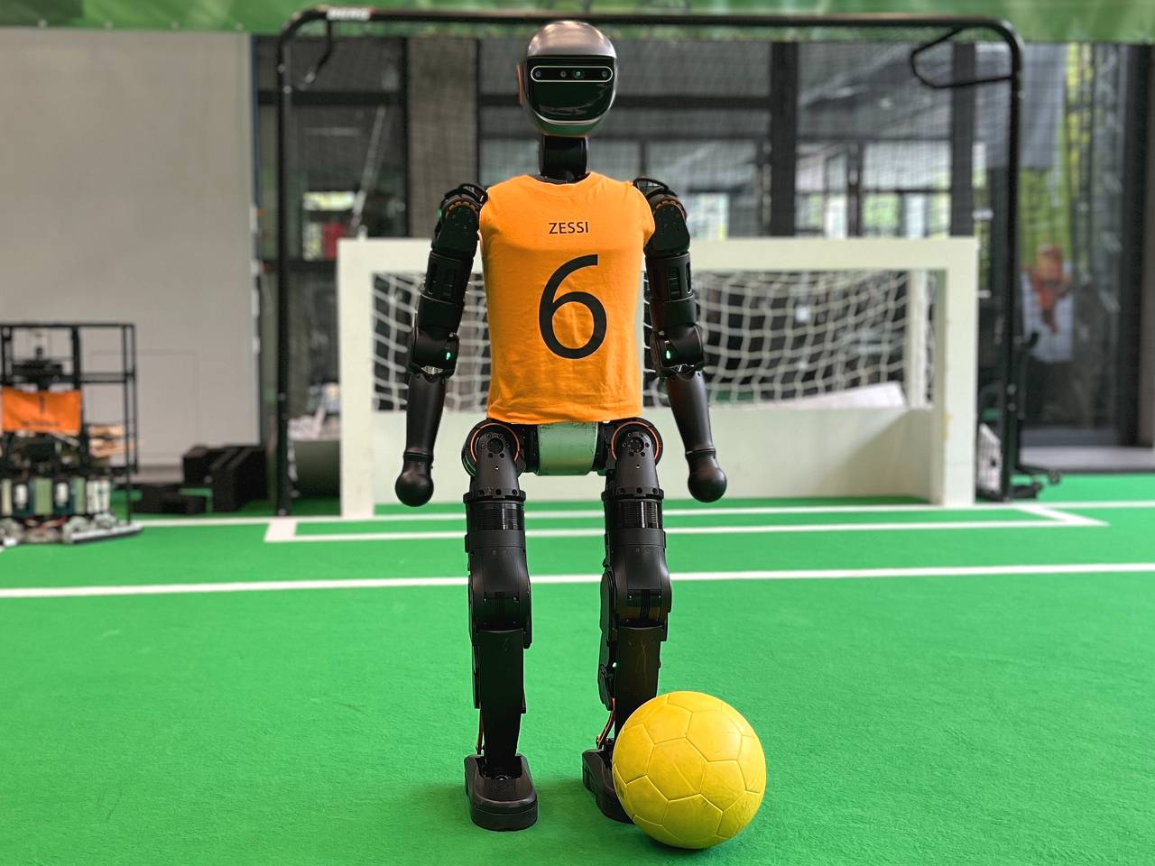 Robotvoetballer Zessi (foto: Rogier van Son).