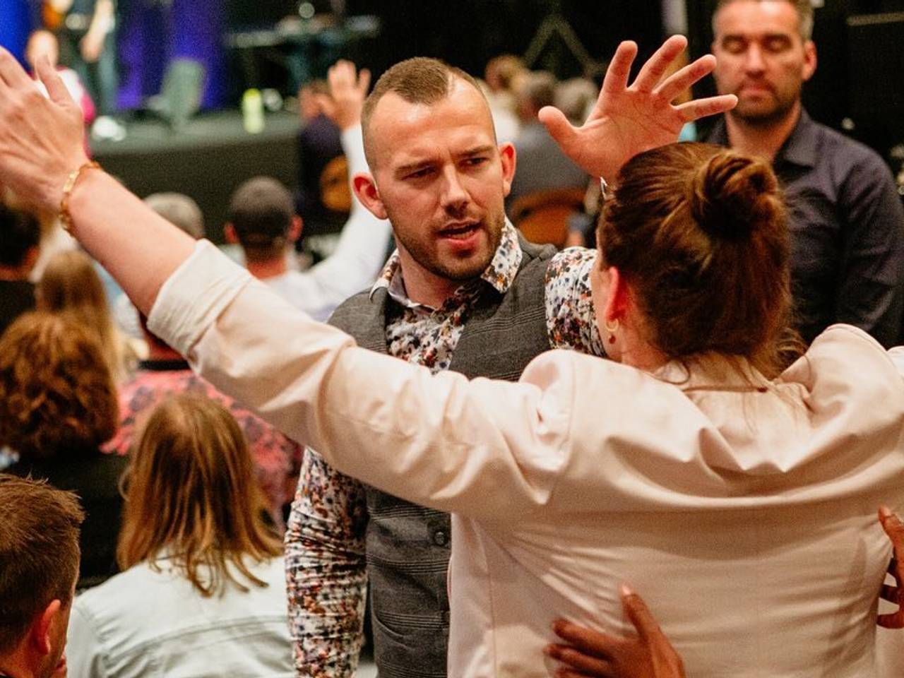 Tom de Wal die bidt voor een vrouw (Foto: Facebook Frontrunners Ministries).