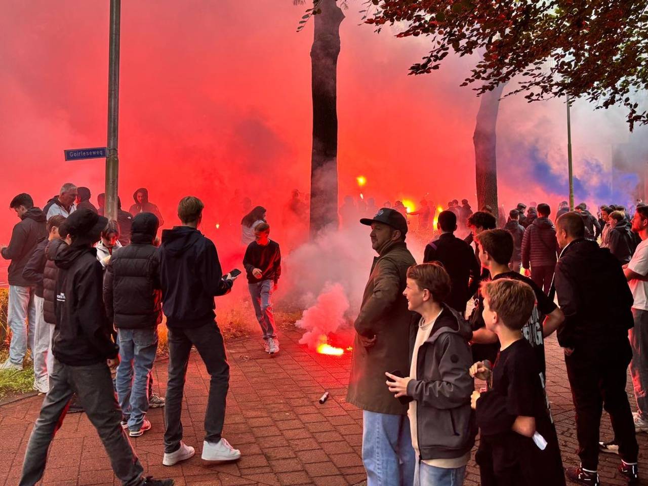 Fans zwaaien Willem II uit (Foto: Omroep Brabant)