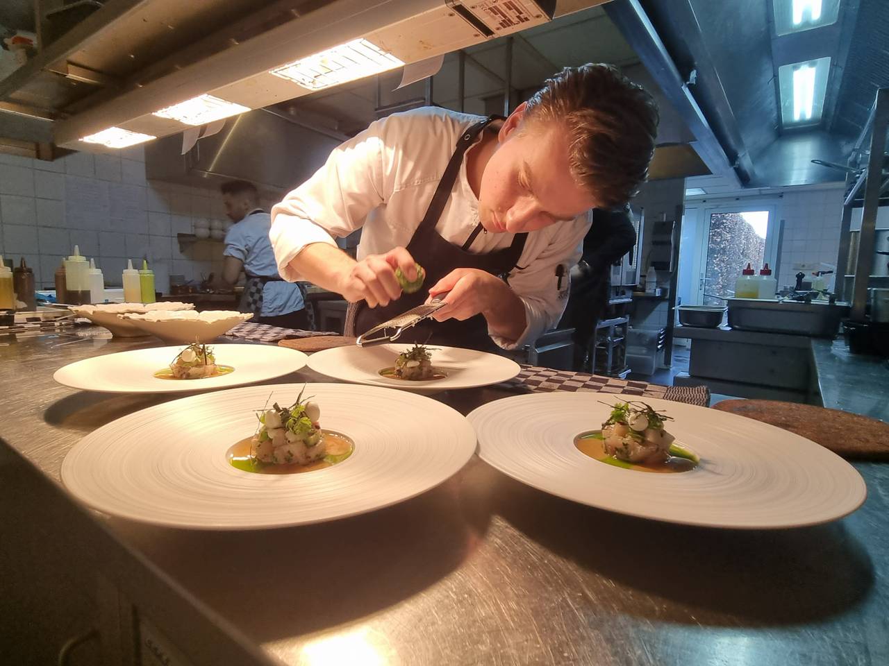 Het opmaken van gerechten bij restaurant Pikaar (foto: Collin Beijk).