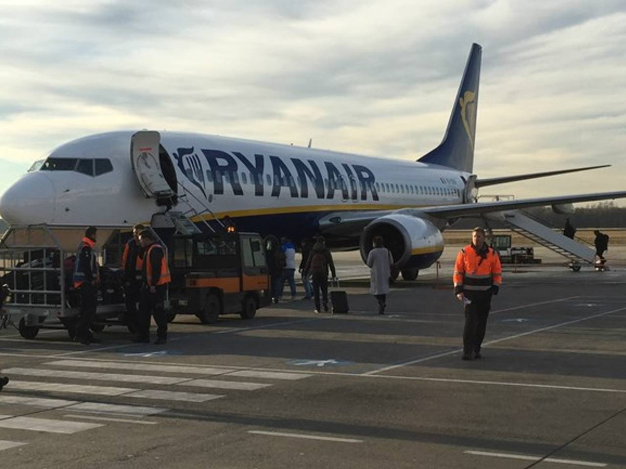 Vliegtuig van Ryanair op Eindhoven Airport (foto: Hans Janssen).