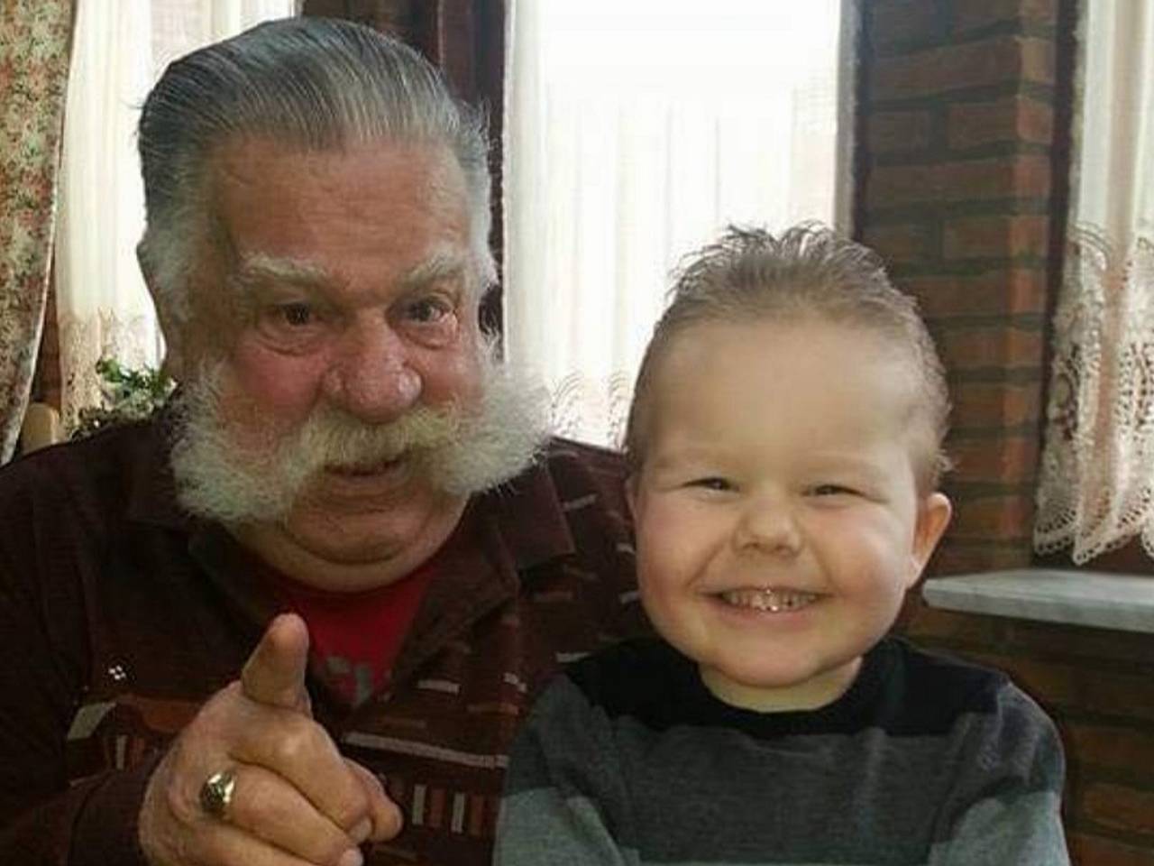 Achterkleinkind Jonairo met zijn opa (foto: Kevin Rovers).