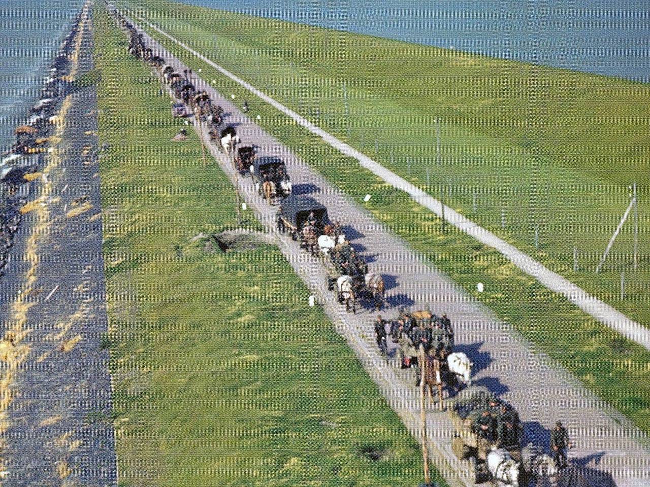 Terugtrekkende Duitse troepen over de Afsluitdijk mei/juni 1945 (foto: collectie Johan van Doorn).