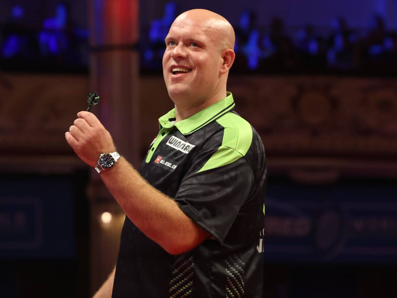 Michael van Gerwen straalt na zijn winst op Raymond van Barneveld (foto: ANP).
