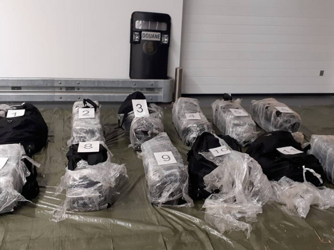 De drugs zat verstopt in verschillende sporttassen (foto: Openbaar Ministerie Rotterdam).