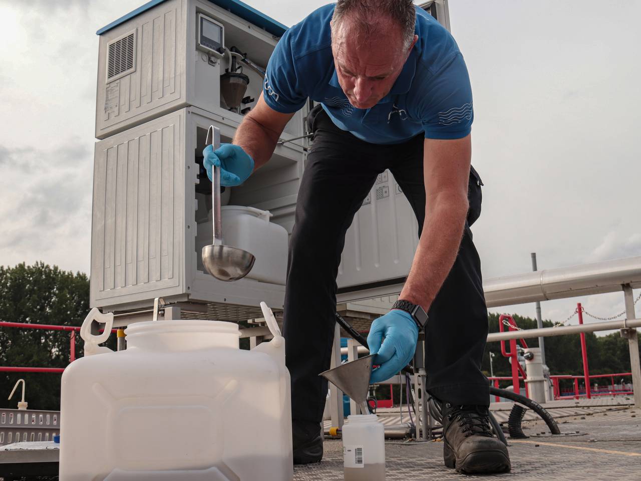 John neemt een monster van het rioolwater. (Foto: Corrado Francke)