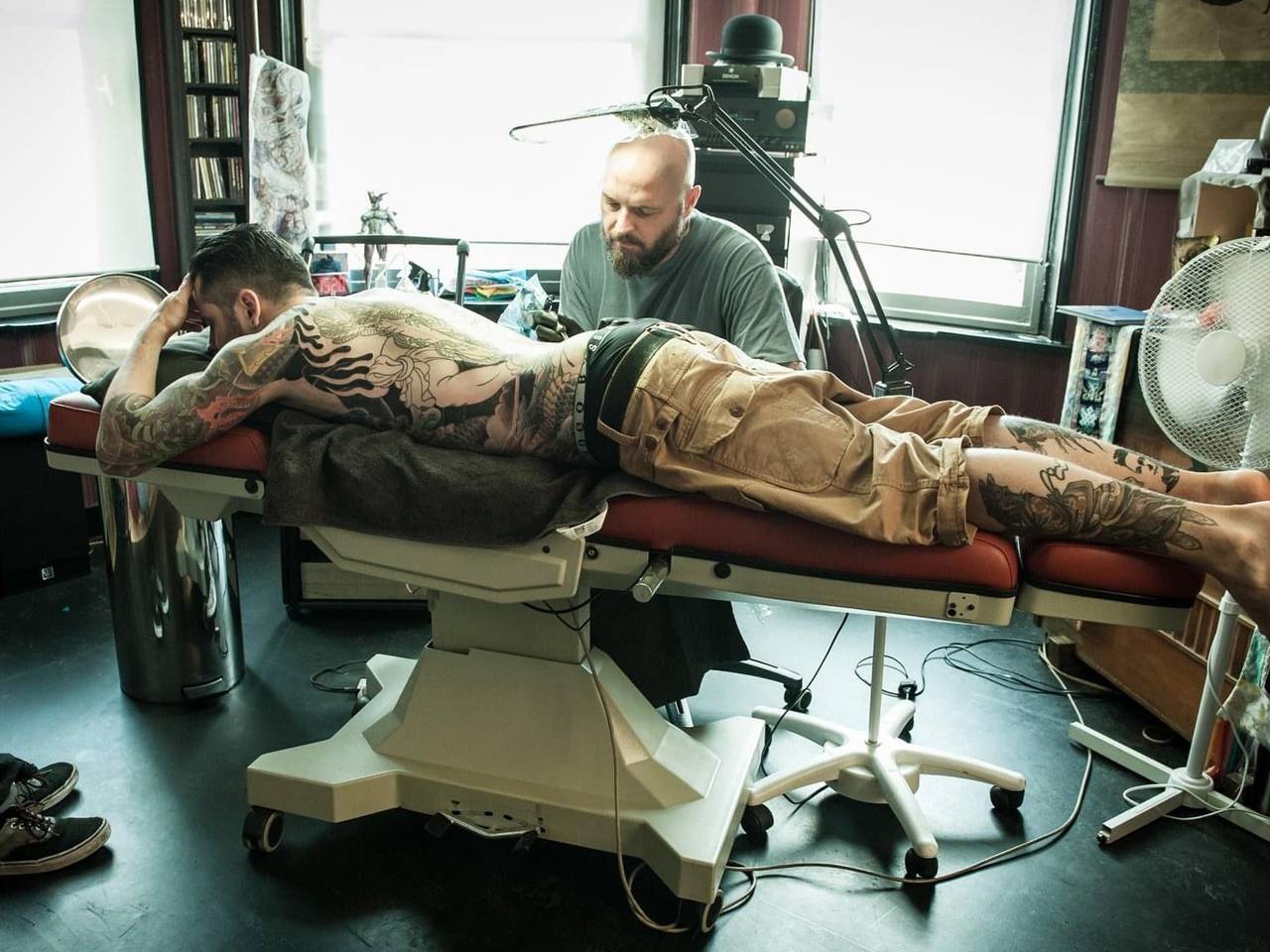 Darko Groenhagen zet een tattoo bij een klant. Privéfoto.