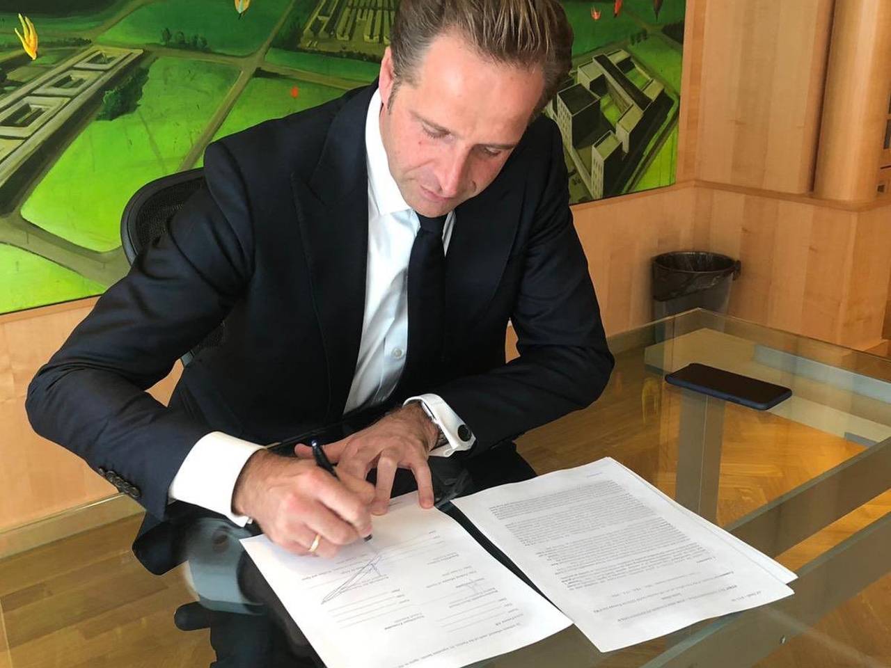 Minister Hugo de Jonge ondertekent het contract over de de levering van het mogelijke coronamedicijn (foto: Twitter Hugo de Jonge).