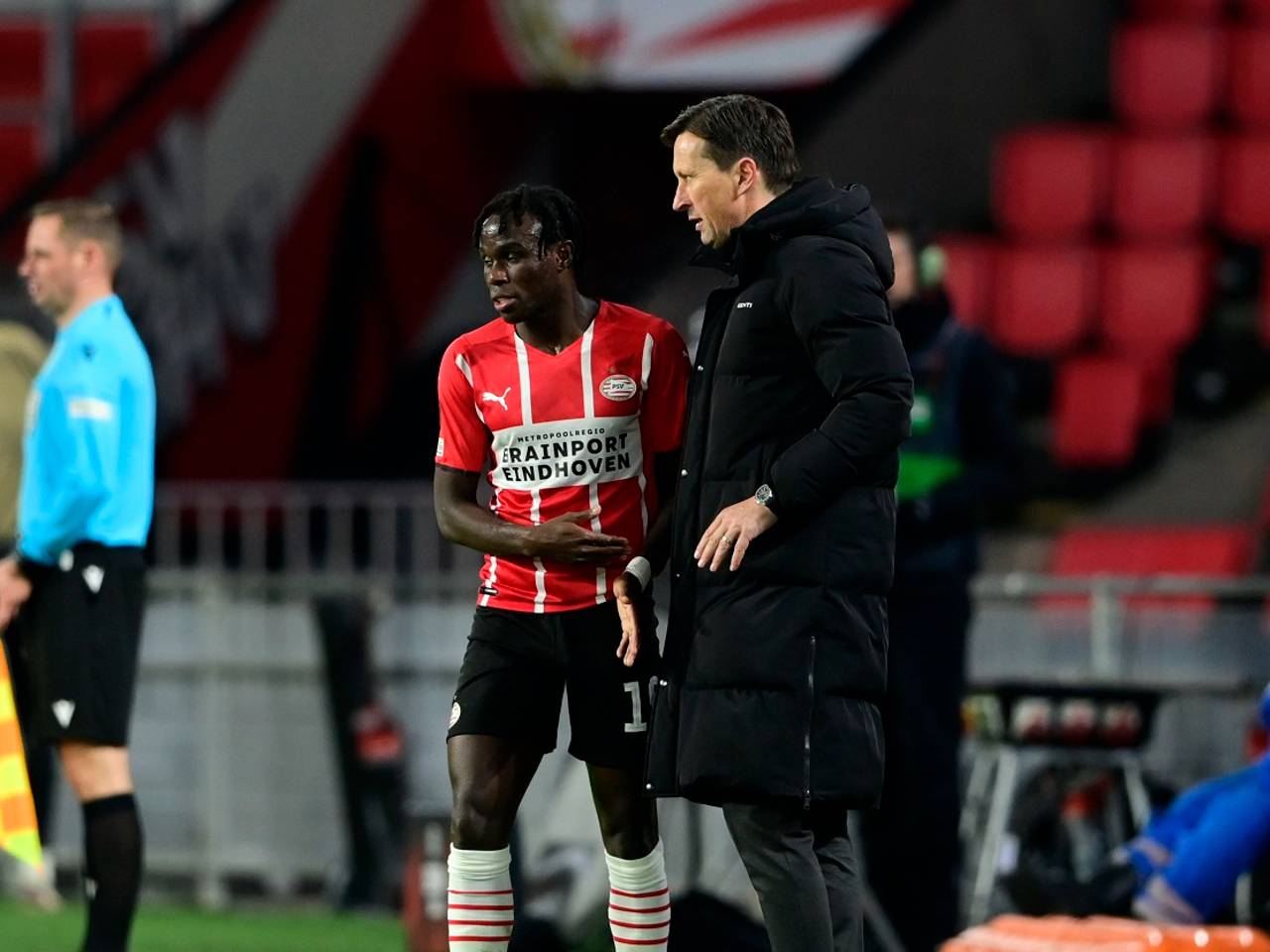 PSV-trainer Schmidt samen met Bruma (foto: ANP).
