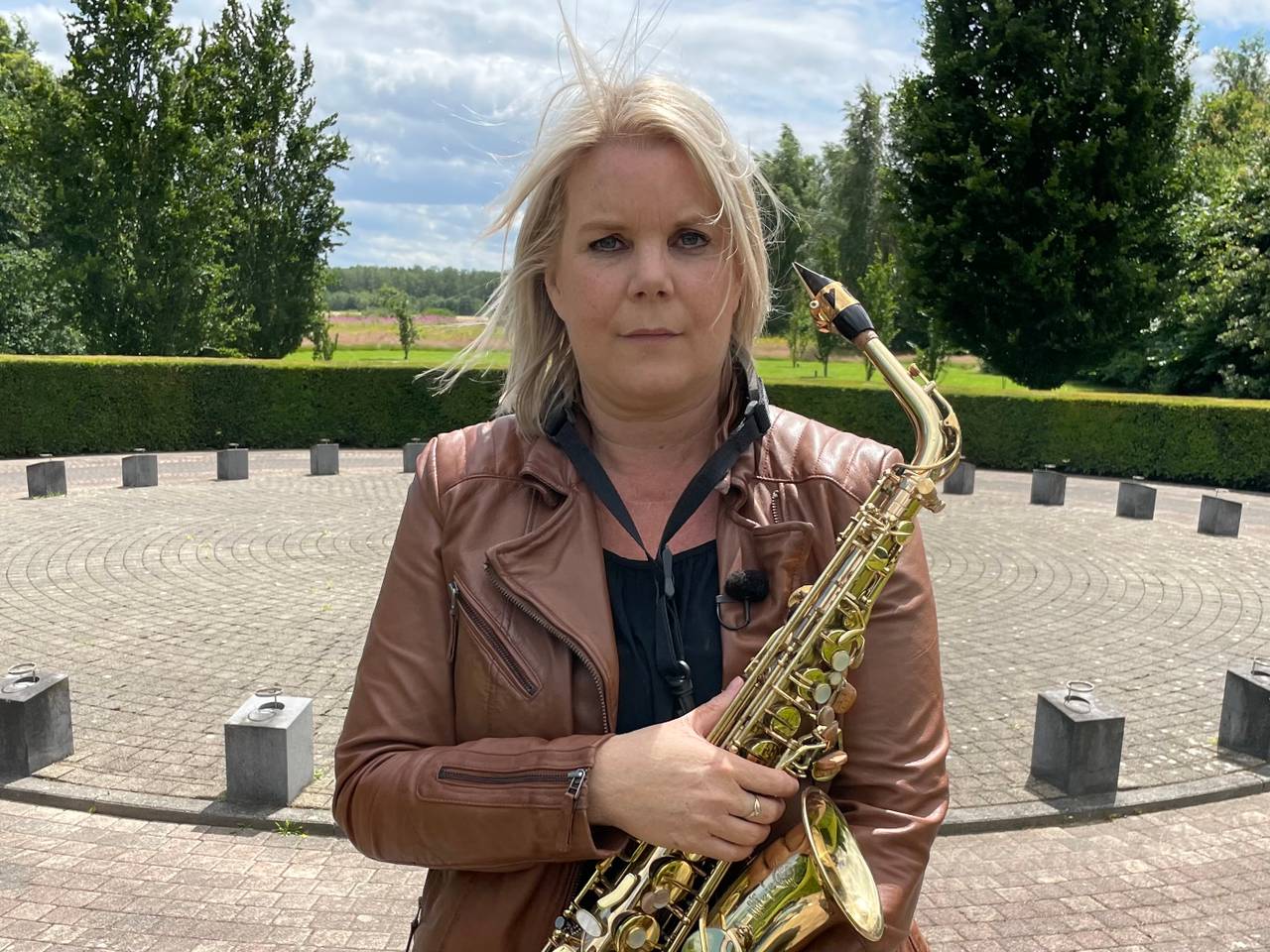 Overlevende Nicole bij het monument waar op 15 juli herdacht wordt. 