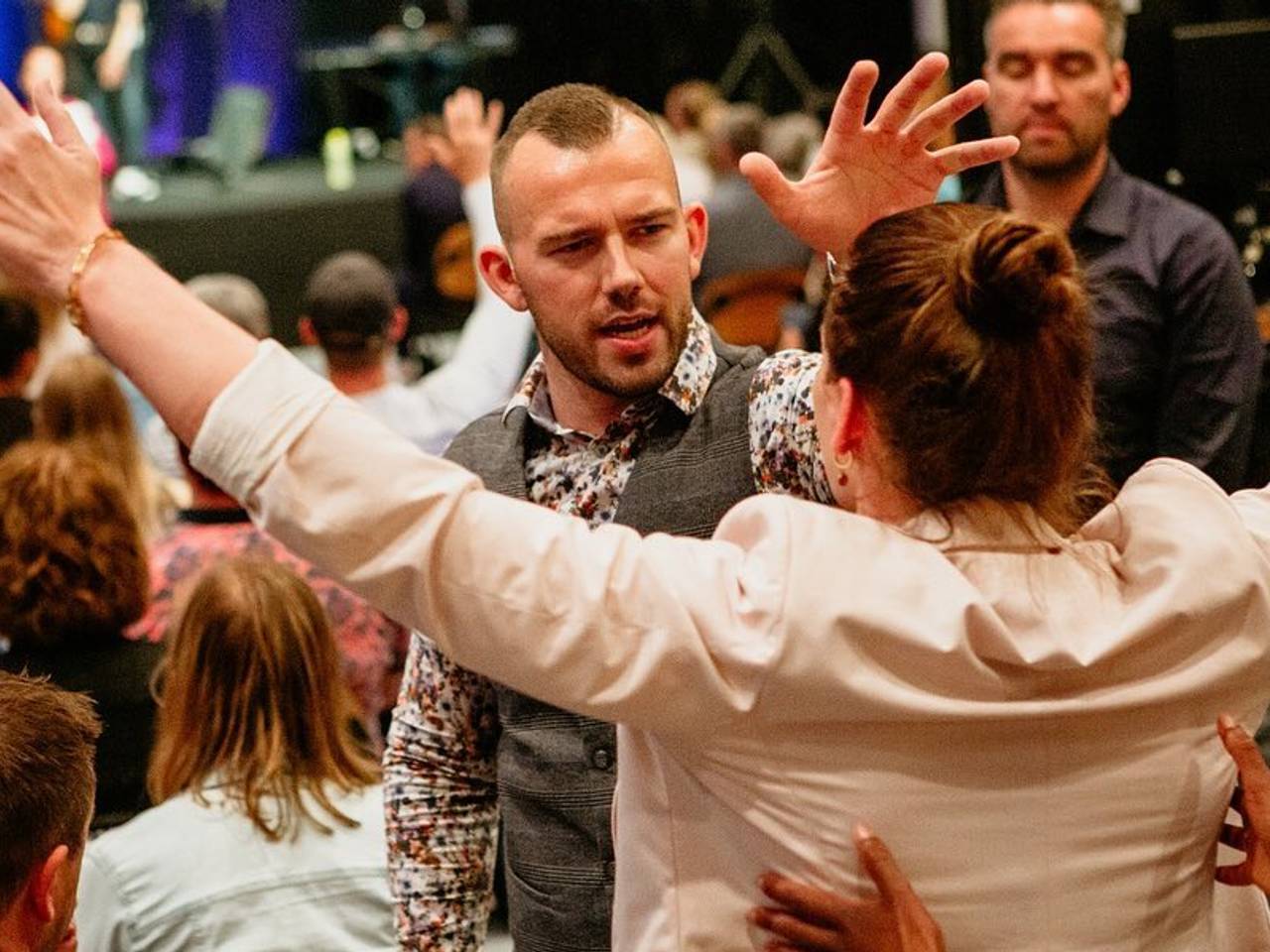 Tom de Wal tijdens een van de diensten van Frontrunners Ministries (foto: Facebook Frontrunners Ministries).