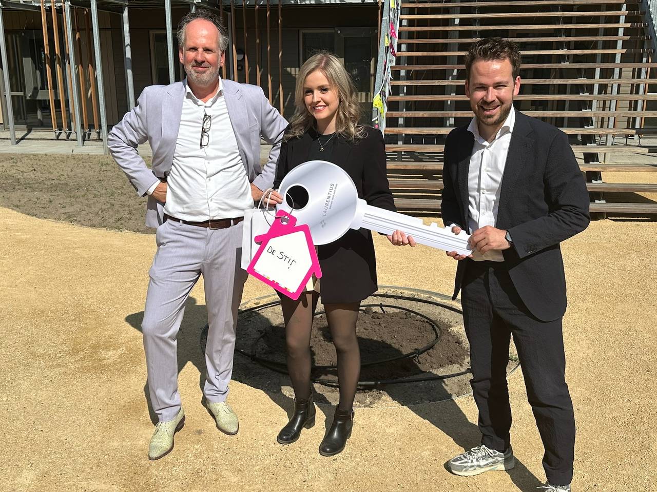 Symbolisch werd maandag de eerste sleutel van De Stip uitgereikt (foto: Ronald Sträter).