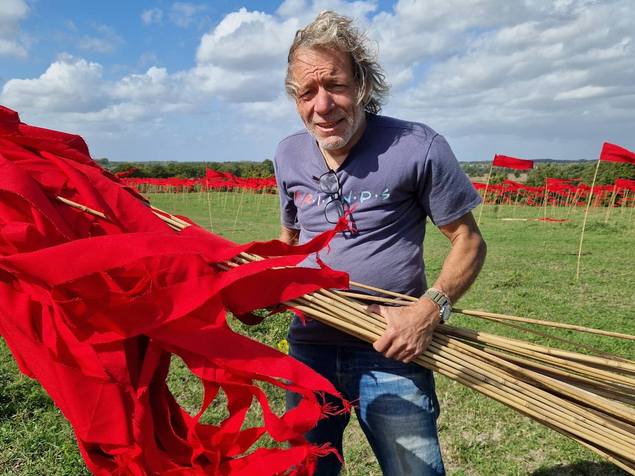 Indrukwekkend eerbetoon van 15.000 rode vlaggen voor vrede: 'Kippenvel'