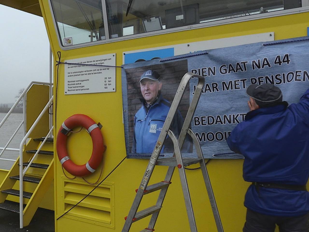 Na 44 jaar heen en weer varen gaat pontbaas Rien Koopmans met pensioen 