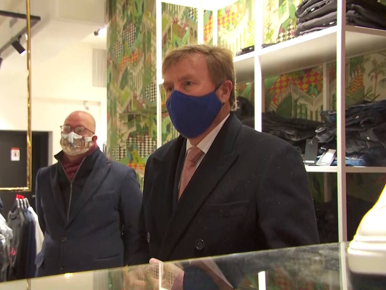 De koning bezocht meerdere getroffen winkels.