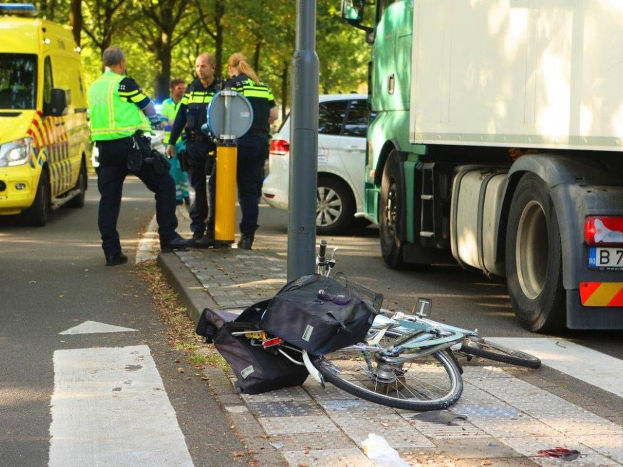 Vrouw zwaargewond op rotonde waar vorig jaar jongen (17) verongelukte