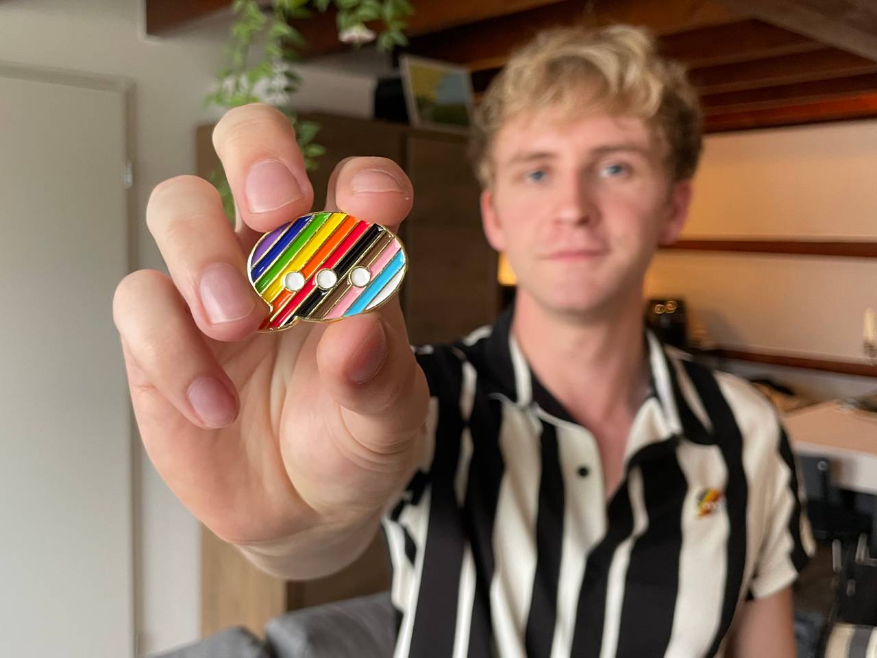 De pin die Kadeem ontwierp om aandacht te vragen voor zelfmoord bij LHBTI+'ers (foto: Tom van den Oetelaar).