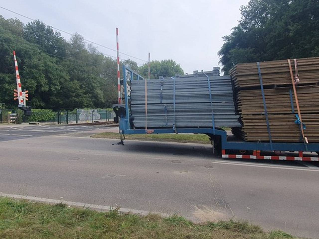 Oplegger schiet van trekker vlak bij spoorwegovergang (Foto: Heeze-Leende24)